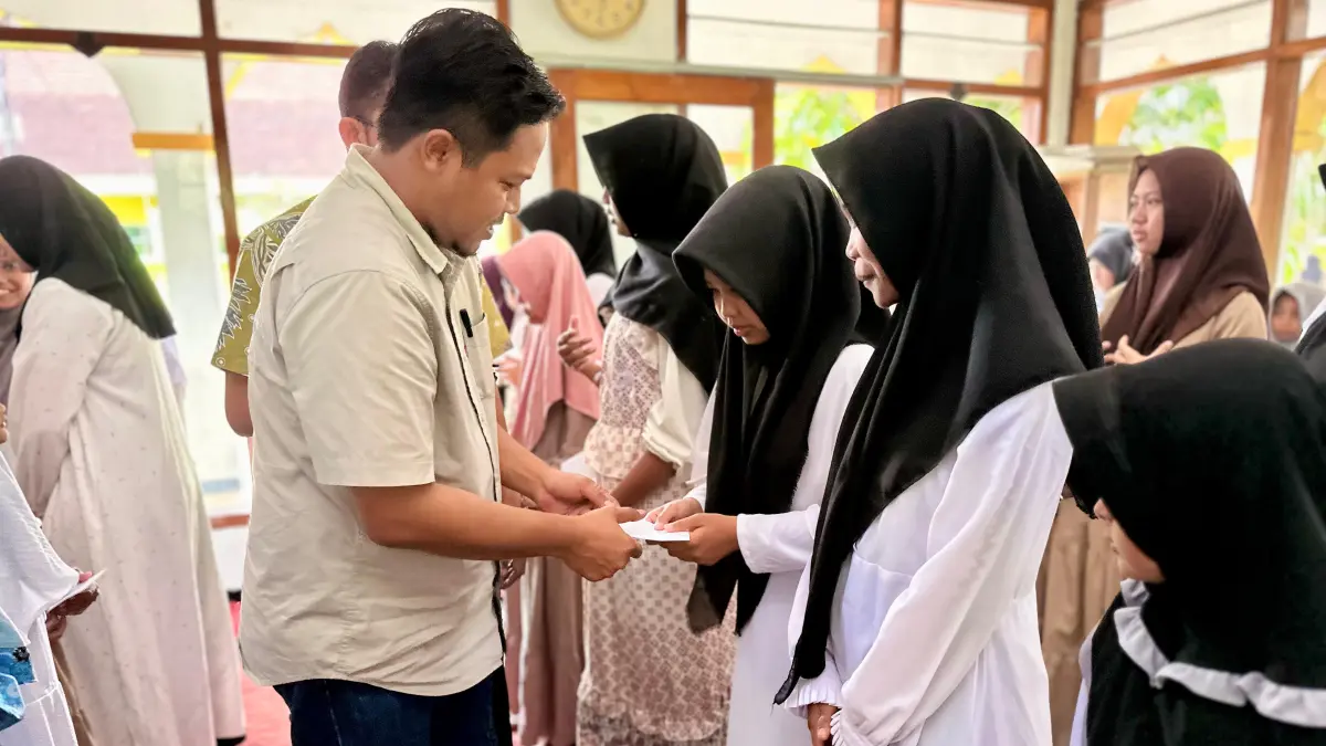 Santunan anak yatim buka giling PG Modjopanggoong 2026 diberikan oleh 
Plh GM Qiqien Gunarko.(RACHMAD NUR YAHYA/RATU)