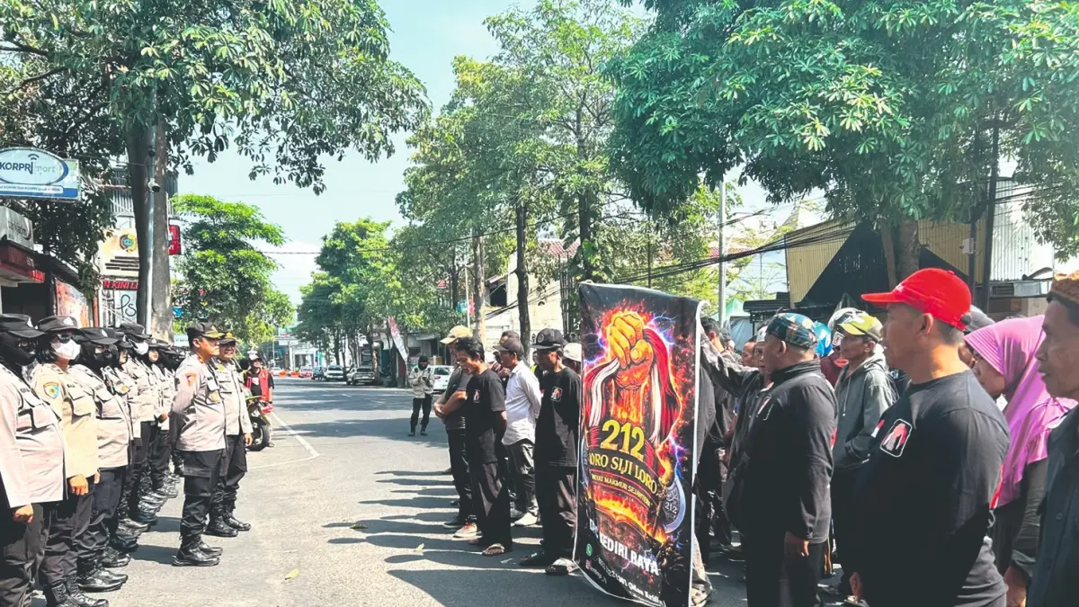 Massa 212 menggelar aksi damai di depan kantor 
Bupati Tulungagung kemarin. Mereka menuntut pembangunan 
Jalur Lingkar Wilis dipercepat.(RAHIIQ AL BACHRI/RADAR TULUNGAGUNG)
