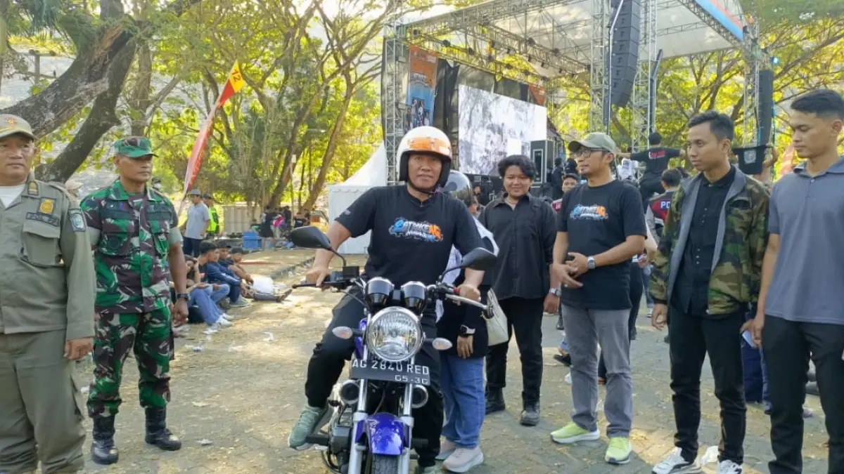 Plt Bupati Tulungagung Ahmad Baharudin ikuti kemeriahan event otomotif 2stroke di Wonorejo, Kecamatan Pagerwojo, Minggu (7/6).