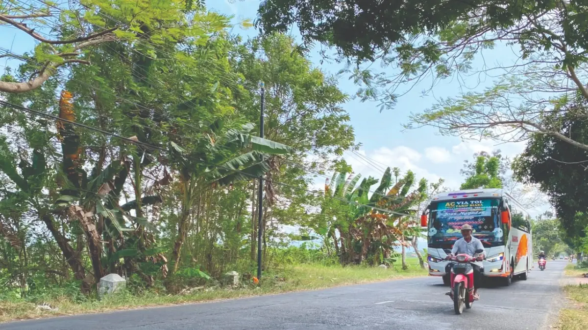 Bus jurusan Trenggalek-Surabaya melintasi jalur alternatif di Desa Ngebong, Kecamatan Pakel, Tulungagung, selama Jembatan Gondang 1 dibongkar untuk diganti konstruksi baru.(DR PERDANA/RADAR TULUNGAGUNG)
