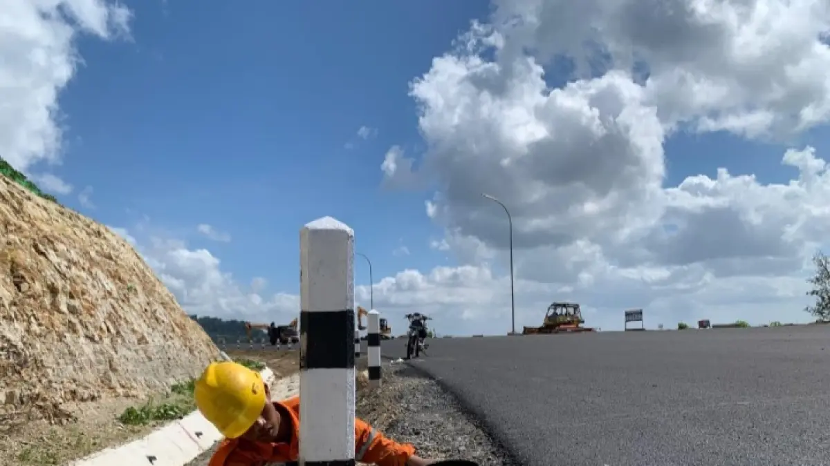 Pelaksana proyek JLS BrumbunSine sedang mengecat sarpras jalan. Meskipun masyarakat diperkenankan melintas, namun kendaraan bertonase besar masih dilarang masuk.(SANDY YUWANA/RADAR TULUNGAGUNG)