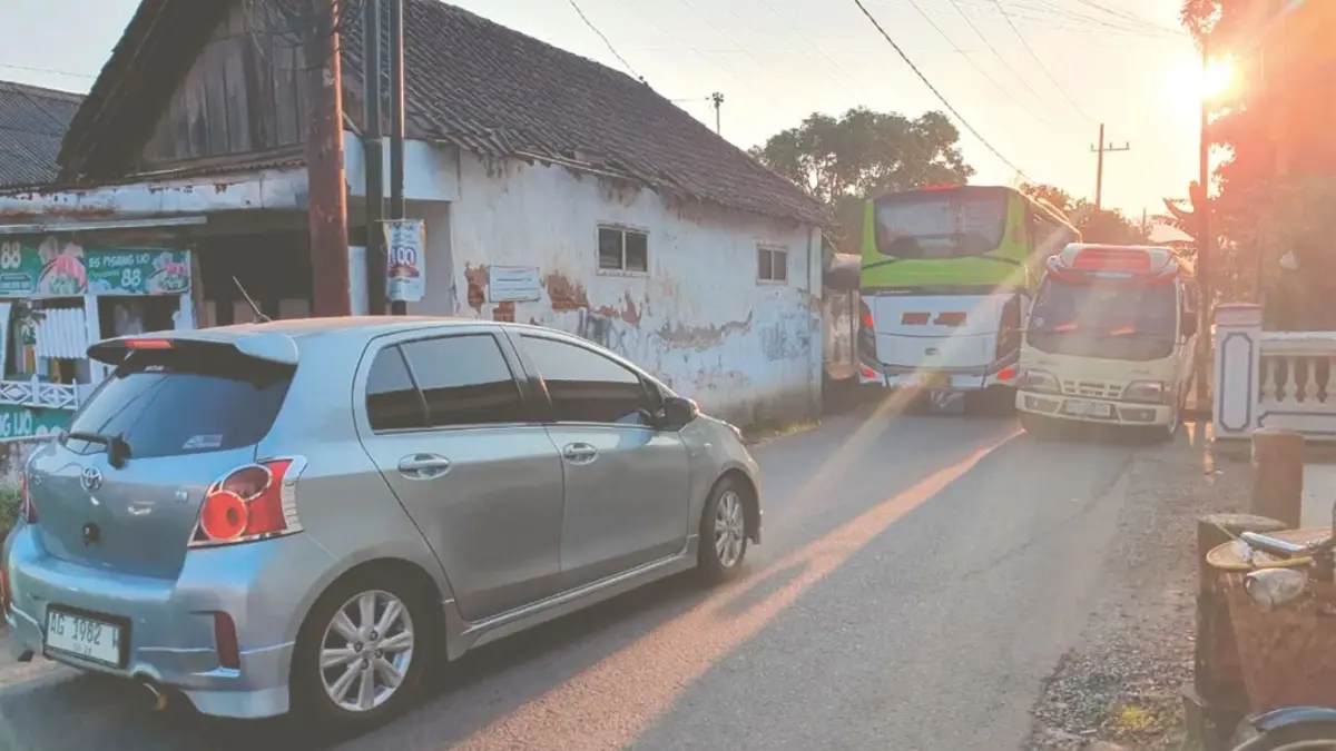Kondisi arus lalu lintas menuju jalur alternatif Desa Mojoarum, Kecamatan Gondang, Tulungagung, yang selalu dipenuhi berbagai jenis kendaraan. Selama sepekan sudah lima truk besar yang terkena tilang akibat nrombol masuk jalan desa.(DR PERDANA/RADAR TULUNGAGUNG)