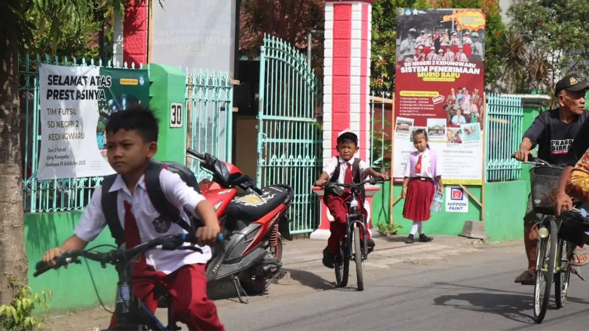 Terlihat seorang siswa SDN 2 Kedungwaru yang pada SPMB 2025/2026 hanya mendapatkan dua murid.(DOK. RADAR TULUNGAGUNG)