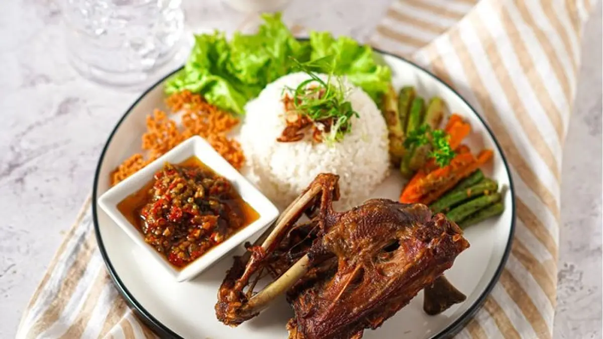 10 kuliner Surabaya viral 2026 wajib dicoba, mulai bebek bumbu hitam, soto legendaris, tahu campur hingga sego sambal.(Gemini AI)