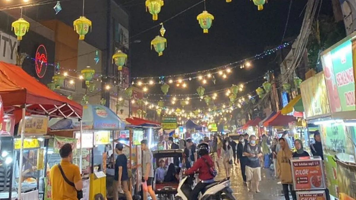 Kuliner viral Bandung hadir lewat Ayam Goreng Wangi Seruni dan Jun Matcha Club yang ramai diburu wisatawan pecinta kuliner.(Gemini AI)