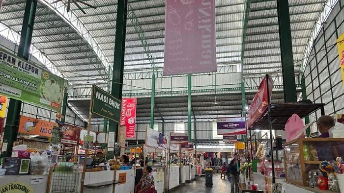 Pasar Klojen Malang jadi surga kuliner pagi dengan kue lumpur kentang panggang, jajanan tradisional, dan Mie Cendana legendaris.(Gemini AI)