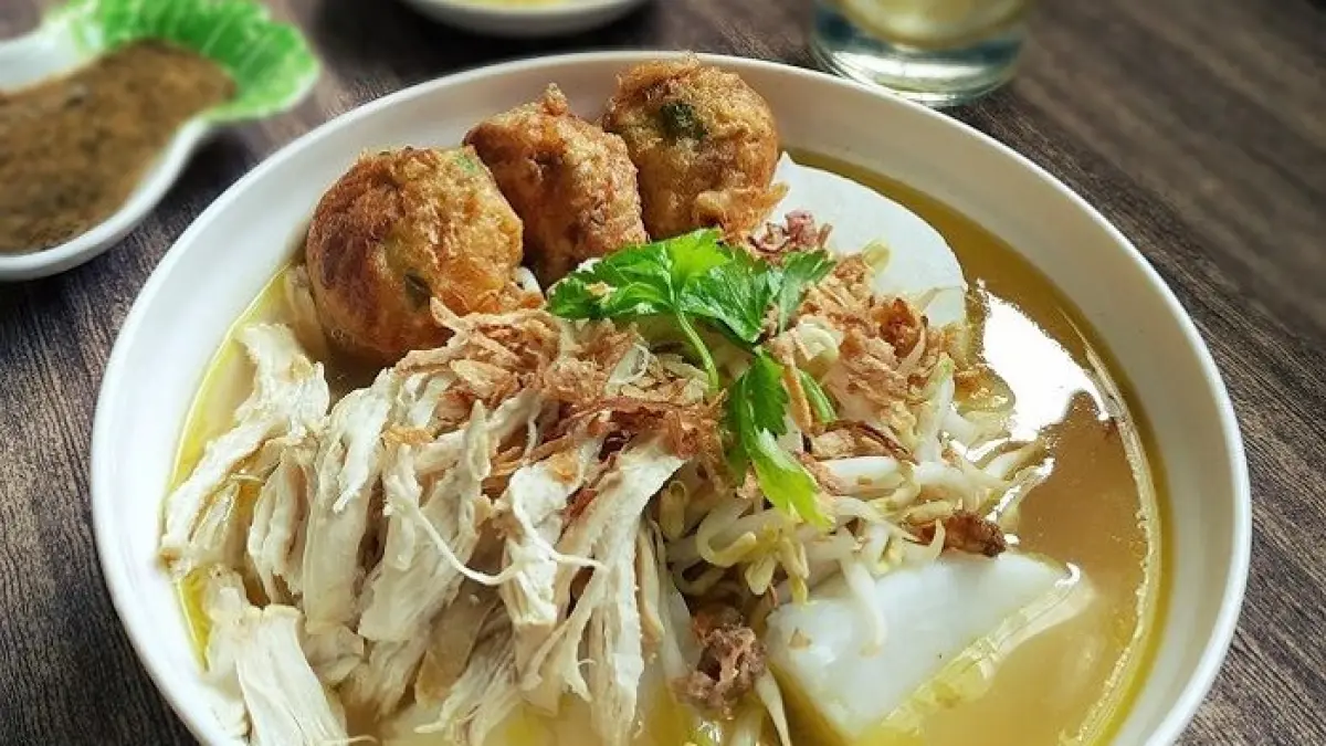 Soto usus viral di Surabaya ramai diburu pembeli. Menu usus jadi favorit, harga terjangkau dan cita rasanya bikin penasaran.(Gemini AI)