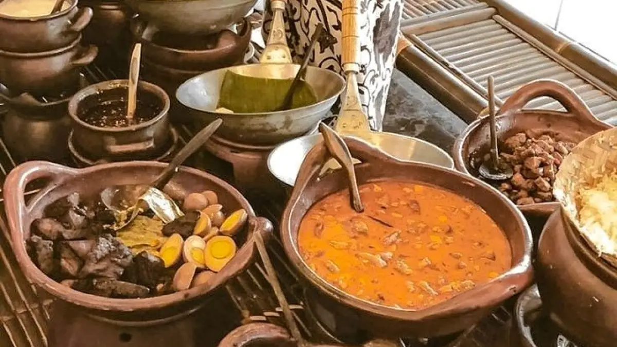 Wisata kuliner Jogja viral menghadirkan kempol kambing jumbo 1 kg dan rahang tuna XL yang membuat pengunjung rela antre panjang.(Gemini AI)
