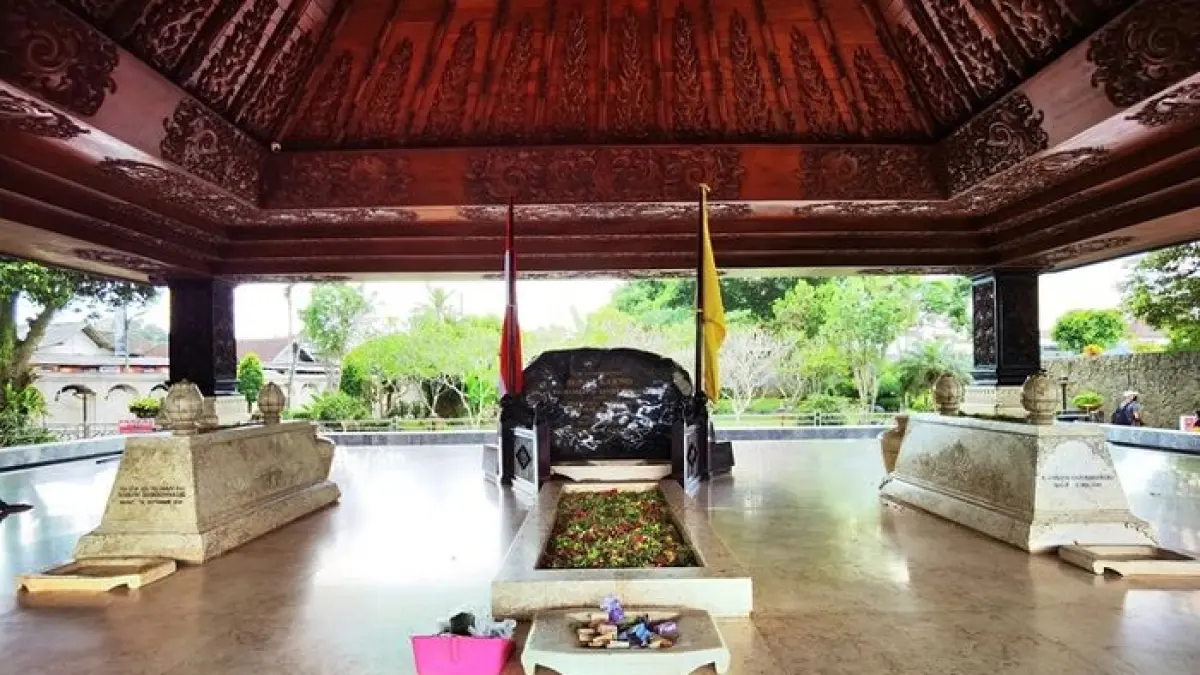 Wisata Makam Bung Karno Blitar menawarkan museum gratis, perpustakaan modern, ziarah sejarah, dan oleh-oleh khas Blitar.(Gemini AI)