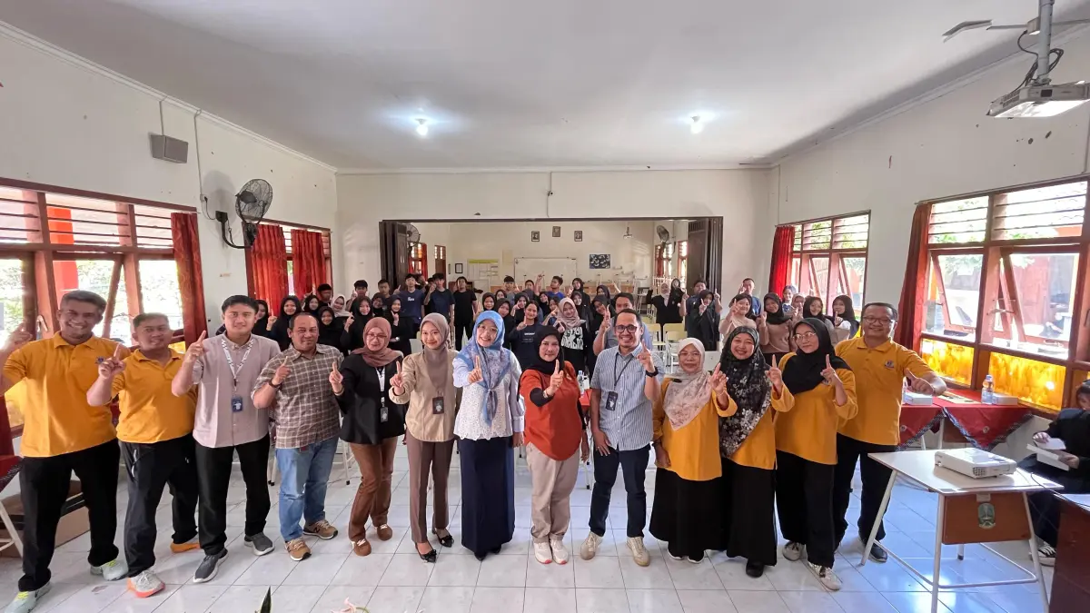FIFGROUP Cabang FIFGroup Tulungagung menggelar program Sekolah Sehat bersama SMA/SMK SMAN 1 Tulungagung di Kota Tulunggagung pada Rabu, 10 Juni 2026. Melalui kegiatan ini, siswa/i mendapatkan edukasi mengenai Perilaku Hidup Bersih dan Sehat (PHBS), penyuluhan UKS dan First Aid, serta dukungan fasilitas kesehatan sekolah sebagai upaya meningkatkan kesadaran hidup sehat di lingkungan pendidikan.