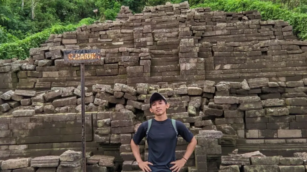 Ahmad Ali Manshur saat berada di sebuah kompleks percandian yang menjadi hobi lamanya.