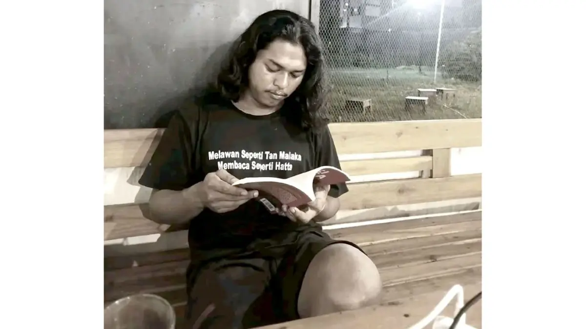 Bili ketika membaca sebuah buku untuk dibedah dan didiskusikan bersama pemuda Tulungagung.