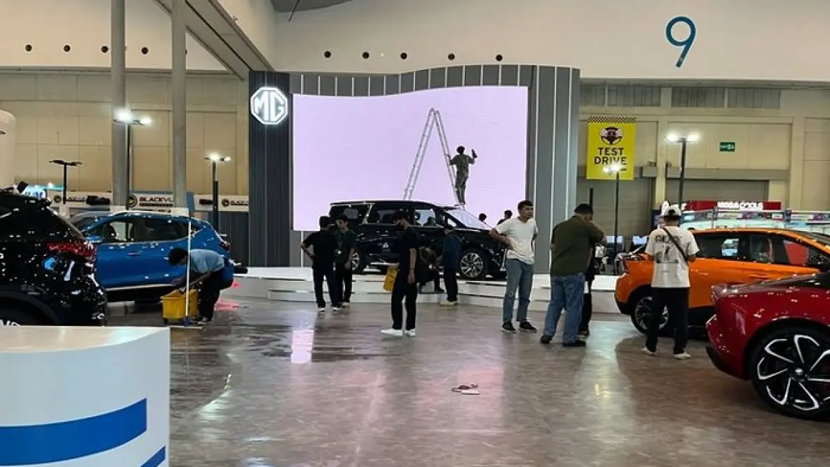 JAC Tracker T9 EV tampil di Indomobil EV Expo 2026 sebagai double cabin listrik pertama di Indonesia untuk sektor bisnis dan tambang.(Gemini AI)