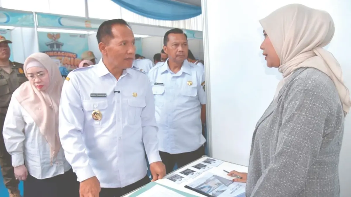 Plt Bupati Tulungagung Ahmad Baharudin saat meninjau stan Job Fair 2026 di Pendapa Kongas Arum Kusumaningbangsa Tulungagung, Rabu (10/6/2026).(PROKOPIM UNTUK RADAR TULUNGAGUNG)