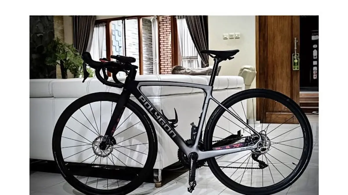 Polygon Syncline DR6 2026 hadir dengan frame carbon, suspensi Fox, bobot 10 kg, dan groupset Shimano Deore 12 speed seharga Rp40 juta.(pinterest)
