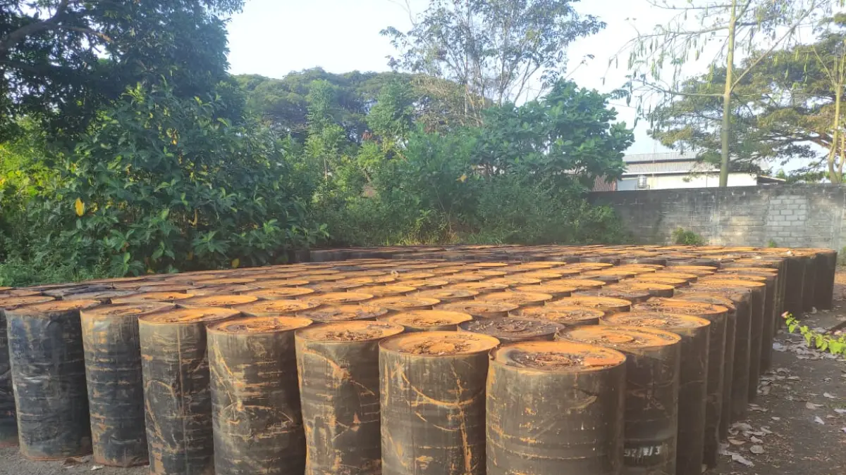 Ratusan drum aspal bantuan Pemprov Jatim pada 2025 lalu masih tersimpan di Workshop Dinas PUPR Tulungagung di Desa Sumberdadi, Kecamatan Sumbergempol.(SANDY YUWANA/RADAR TULUNGAGUNG)