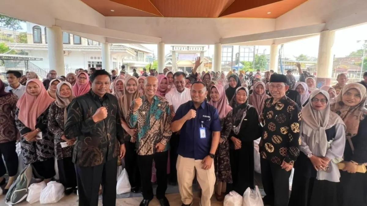 Heru Tjahjono berfoto bersama warga Kecamatan Besuki setelah melakukan sosialisasi.