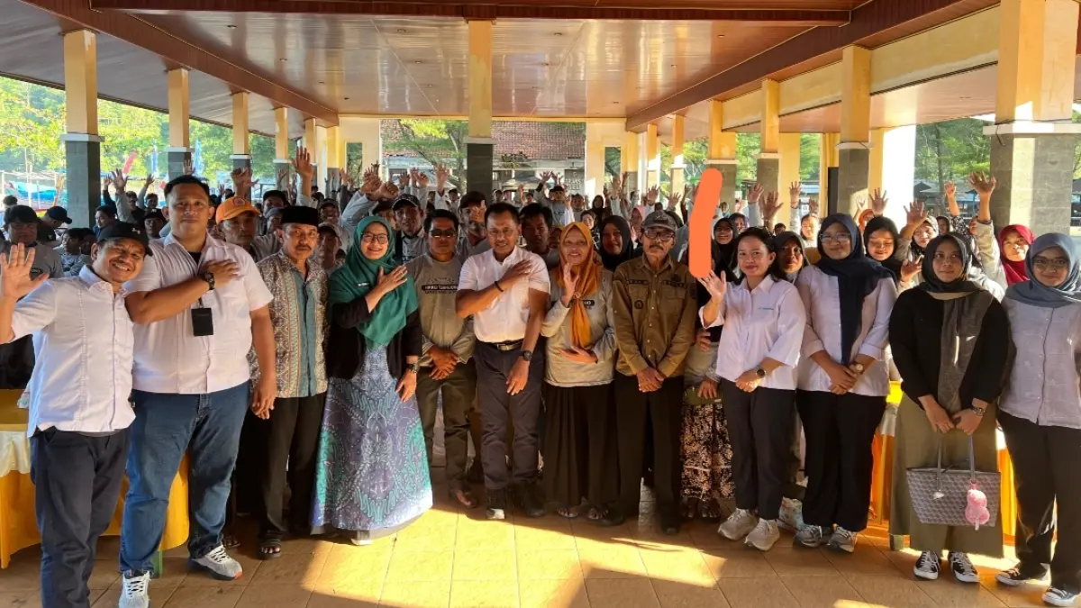 Heru Tjahjono berfoto bersama warga pesisir pantai Sine, setelah melakukan sosialisasi.