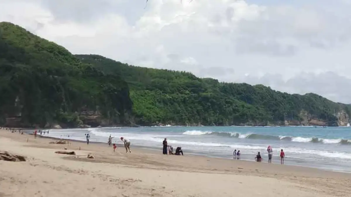 JLS Tulungagung dan Pantai Sine menawarkan panorama laut selatan, camping di Cemoro Sewu, serta ikan bakar kerapu yang lezat (Pinterest).
