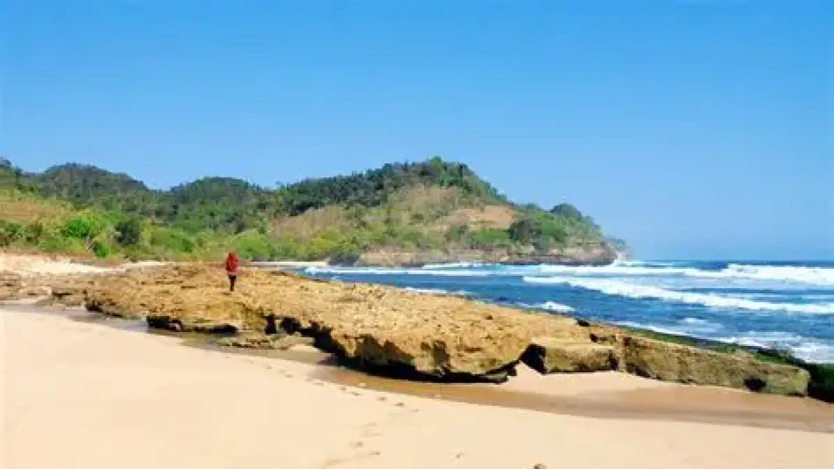 Pantai Bayem Tulungagung menawarkan ombak tenang, tiket murah, panorama indah, dan pengalaman menarik bersama nelayan (Pinterest).