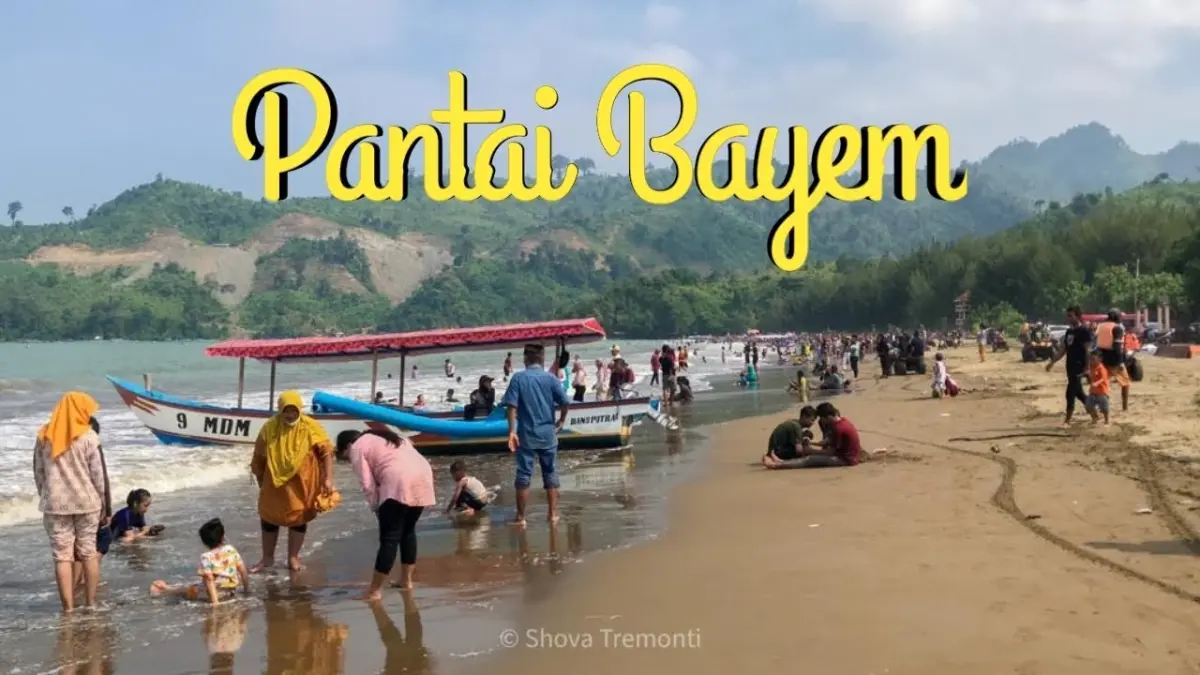 Pantai Bayem Tulungagung menawarkan ombak tenang, tiket murah, panorama indah, dan pengalaman tarik jaring ikan bersama nelayan (Pinterest).