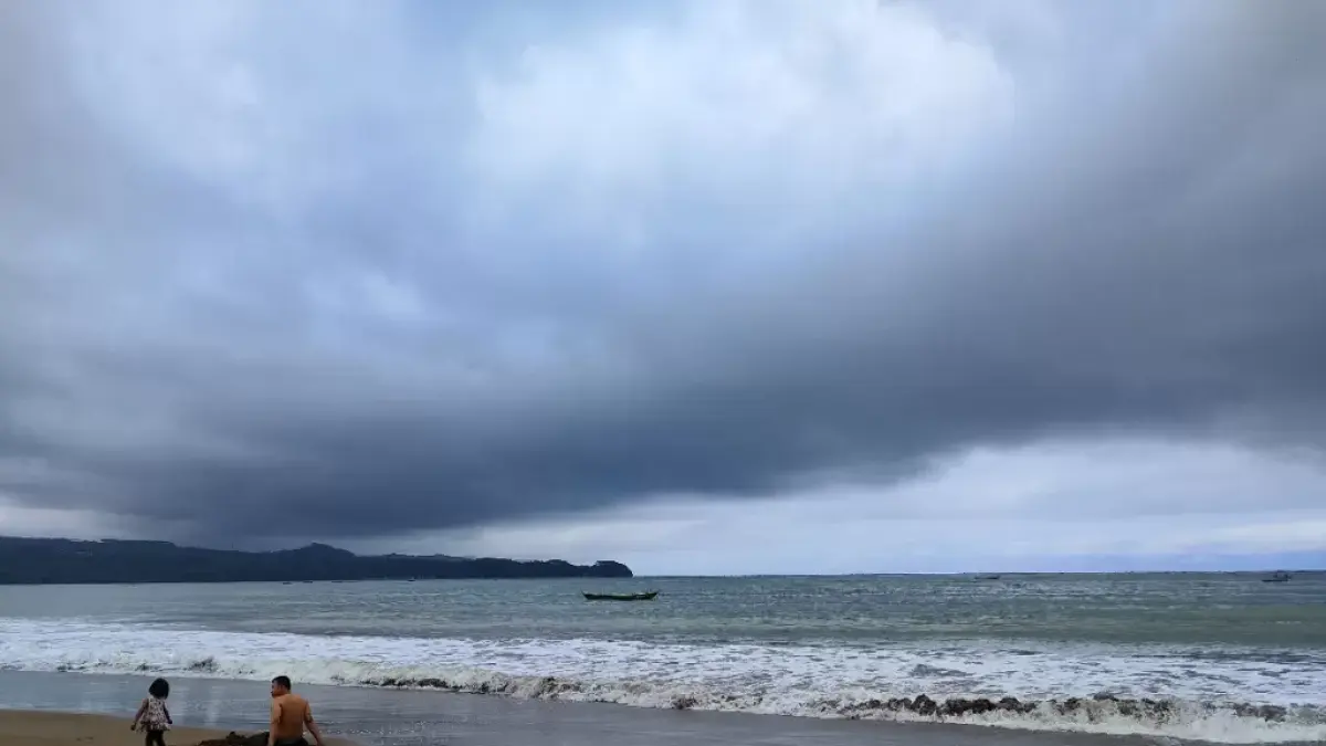 Pantai Bayem Tulungagung menawarkan pantai luas, ATV, motor trail mini, dan akses mudah di dekat Pantai Gemah (Pinterest).