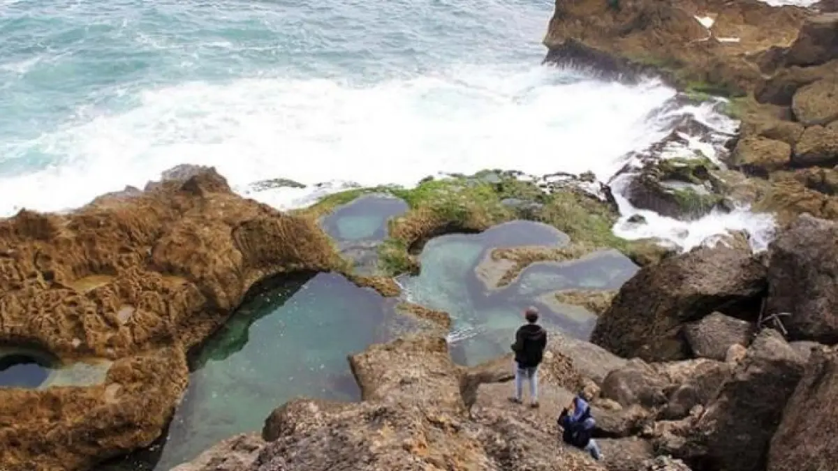 Pantai Gedung Tumpang Tulungagung viral di JLS, jalur ekstrem dan pemandangan indah jadi daya tarik wisata alam tersembunyi (Pinterest).