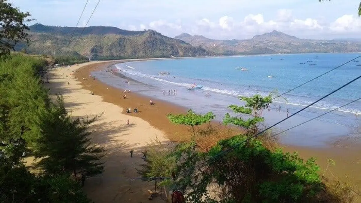 Pantai Gemah Tulungagung menawarkan ATV seru, panorama laut indah, dan ikan bakar Rp25 ribu yang jadi favorit wisatawan (Pinterest).