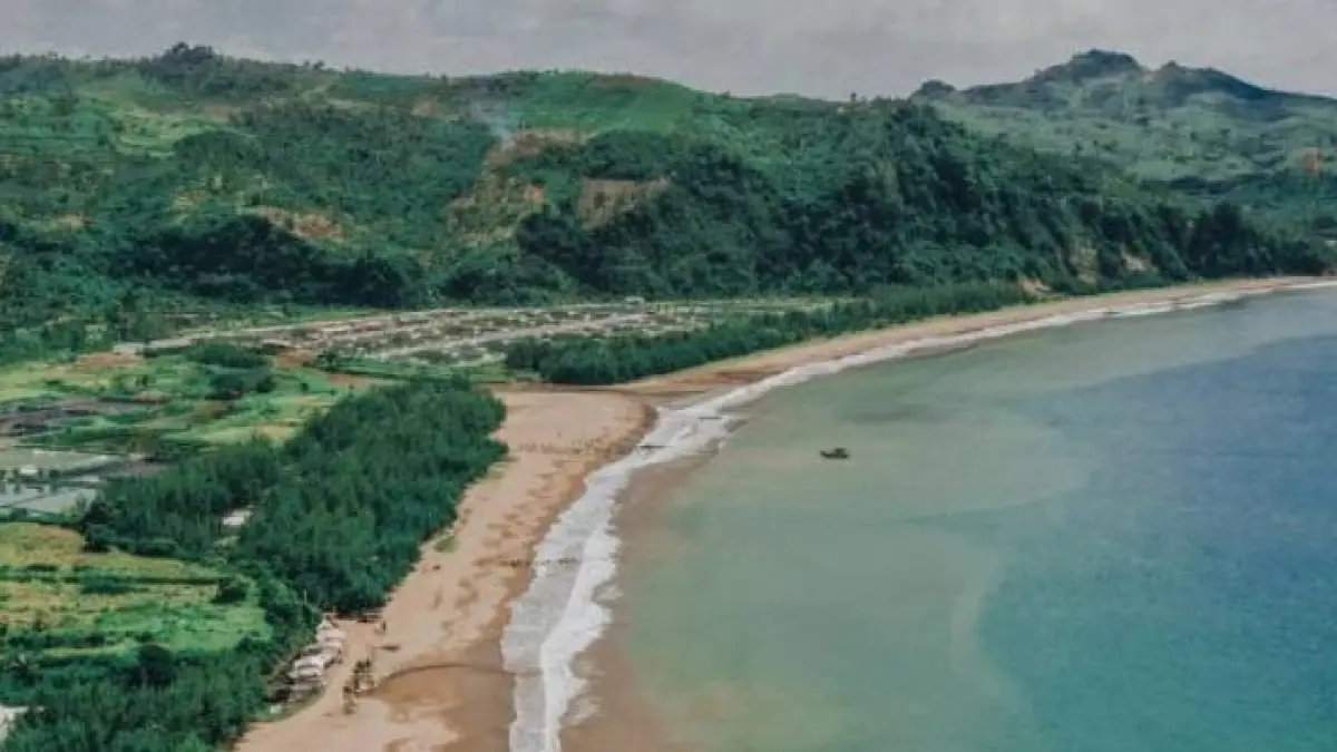 Pantai Gemah Tulungagung menawarkan hutan pinus, ATV, banana boat, sunset indah, dan suasana healing yang menenangkan (Pinterest).
