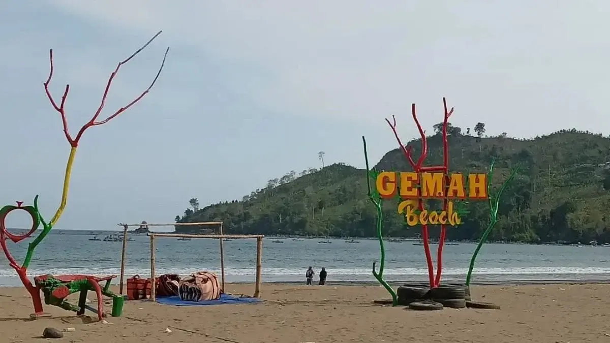 Pantai Gemah Tulungagung menawarkan laut biru, pasir putih, sunrise-sunset indah, dan ATV seru dengan tiket yang terjangkau (Pinterest).