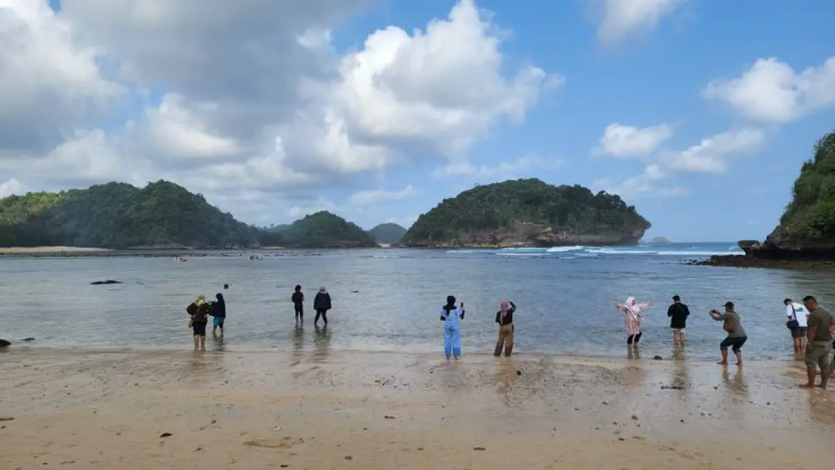 Pantai Gemah Tulungagung menawarkan tiket Rp10 ribu, ATV, flying fox, perahu wisata, dan panorama laut yang memikat wisatawan (Pinterest).