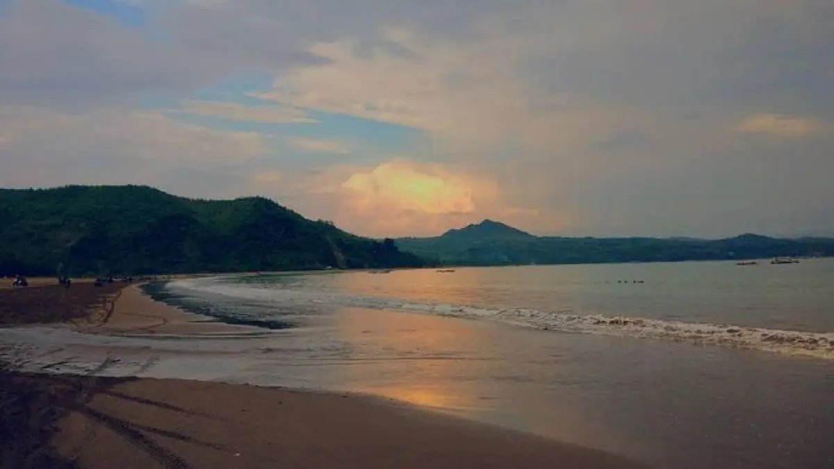 Pantai Gemah Tulungagung menawarkan wisata perahu, ATV, kuliner khas, dan panorama laut indah yang cocok untuk liburan keluarga (Pinterest).