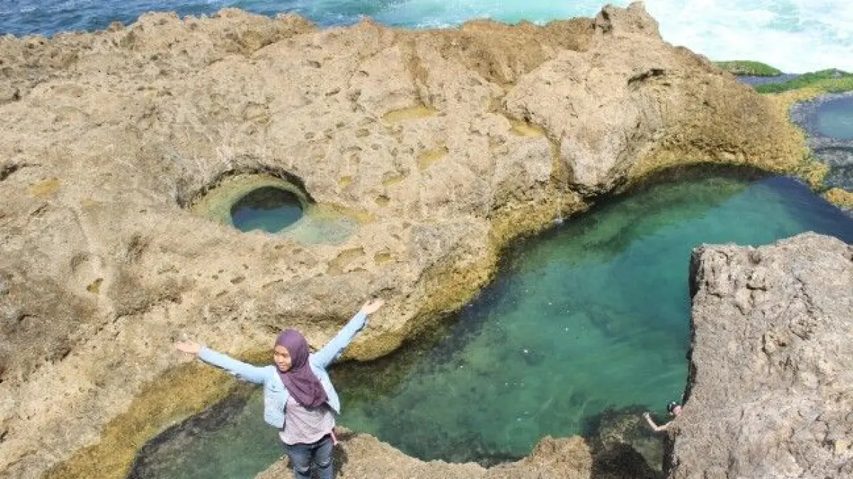 Pantai Kedung Tumpang Tulungagung viral dengan 8 laguna alami di JLS. Indah tapi ekstrem, wajib waspada ombak besar (Pinterest).