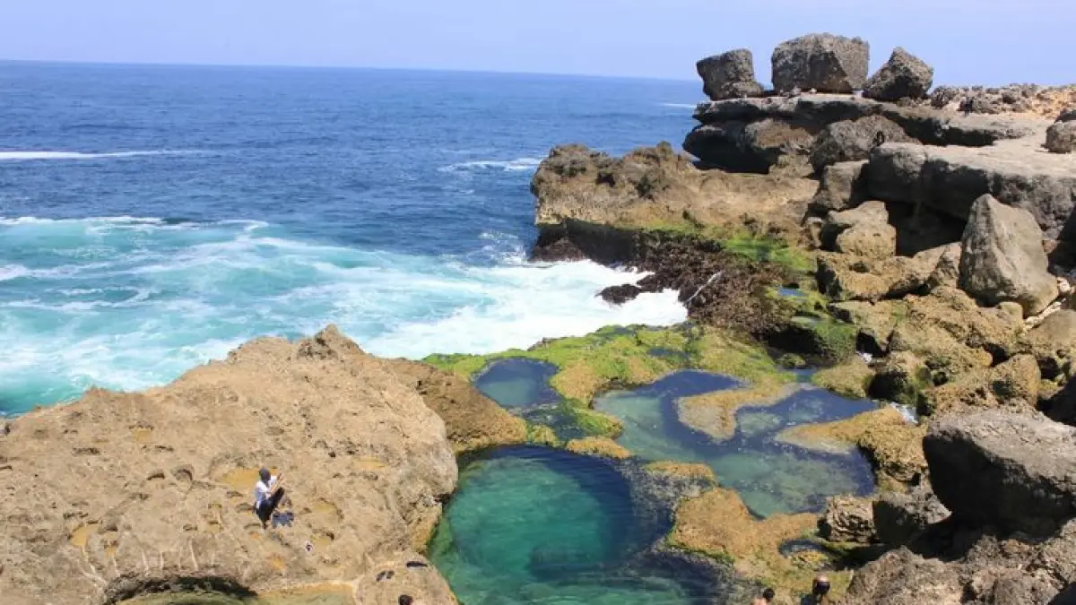Pantai Kedung Tumpang Tulungagung viral, laguna alami di JLS indah namun berbahaya. Simak akses ekstrem dan tips wisata aman (Pinterest).