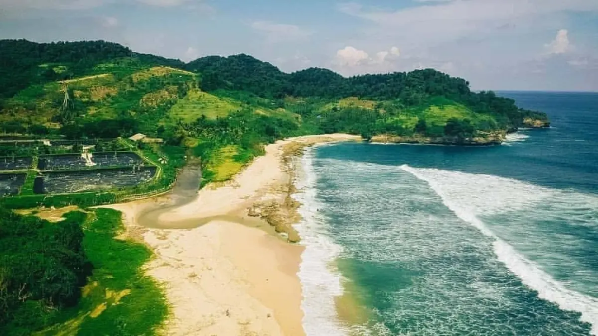 Pantai Molang Tulungagung viral jadi spot sunset ramai di JLS, ribuan wisatawan padati tebing ekstrem pesisir selatan (Pinterest).