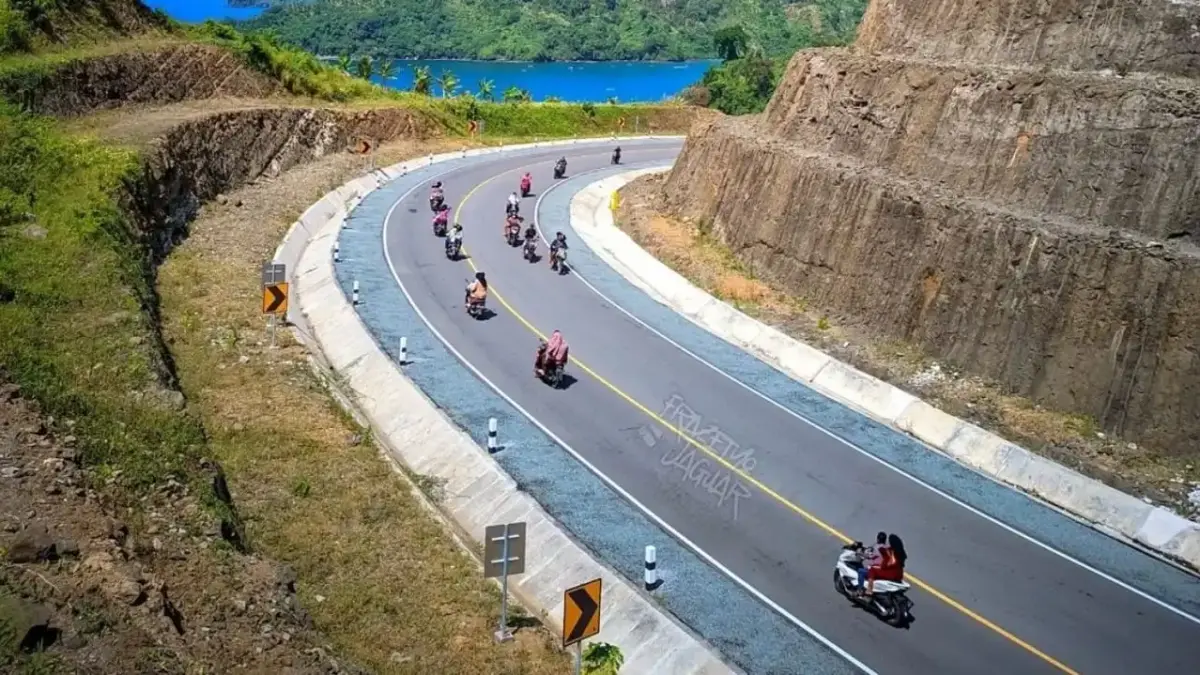 Pantai Sine Tulungagung viral di JLS, suguhkan bukit teletubbies, warung tebing, dan jalur touring paling indah di Jawa Timur (Pinterest).