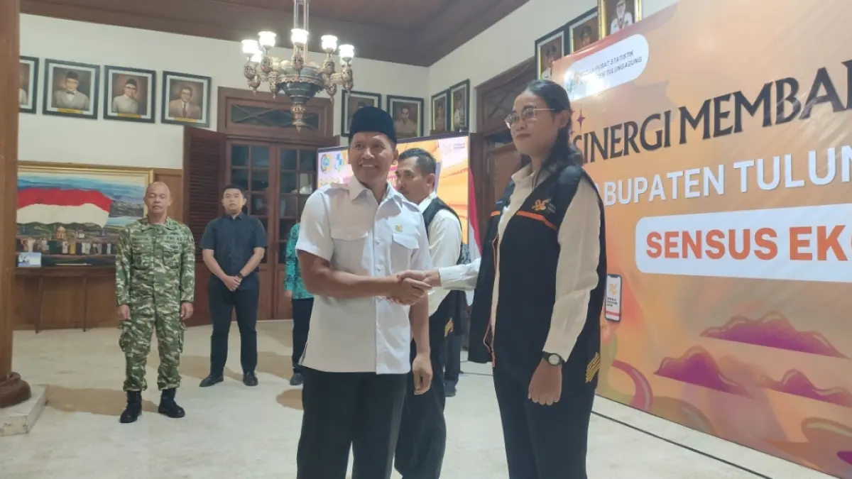 Plt Bupati Tulungagung Ahmad Baharudin ketika melepas petugas Sensus Ekonomi 2026 secara simbolis untuk mulai bertugas.