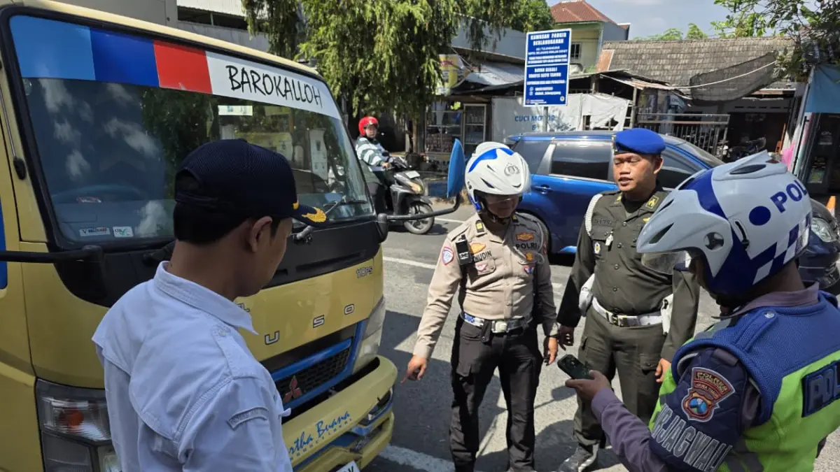 Tim gabungan lintas instansi menjaring truk yang kedapatan melanggar rambu larangan parkir dalam operasi penertiban kawasan tertib lalu lintas, Rabu (10/6/2026).(DISHUB UNTUK RADAR TULUNGAGUNG)