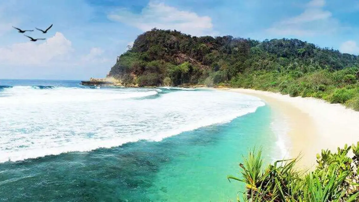 5 pantai Tulungagung dengan ombak tenang yang cocok untuk berenang, dari Pantai Midodaren, Sidem, Gemah hingga Pantai Sine (Pinterest)