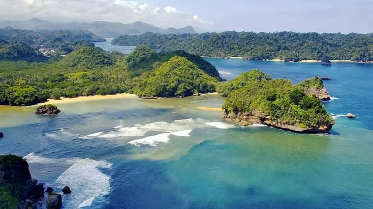 5 pantai viral Malang Selatan menawarkan pasir putih, laut jernih, Raja Ampat mini hingga Pantai Tiga Warna yang eksotis (Pinterest).