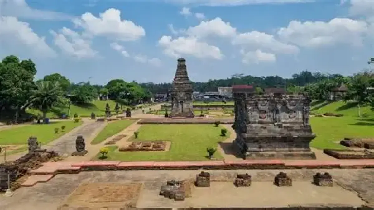 9 wisata terbaru di Blitar yang lagi hits, mulai Blitar Park, Puncak Sekawan, Kampung Coklat hingga Candi Penataran (Pinterest).