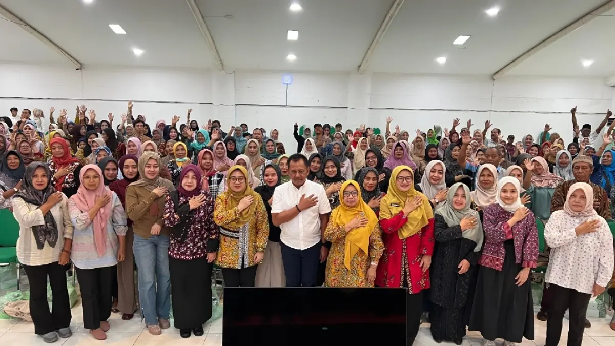 Heru Tjahjono berfoto bersama warga dan para pemateri sosialisasi Germas di UIN SATU Tulungagung, Jumat (12/6).