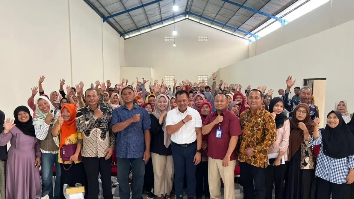 Heru Tjahjono berfoto bersama warga dan para pemateri sosialisasi JKN-KIS di Balai Desa Padangan, Kecamatan Ngantru, (12/6)