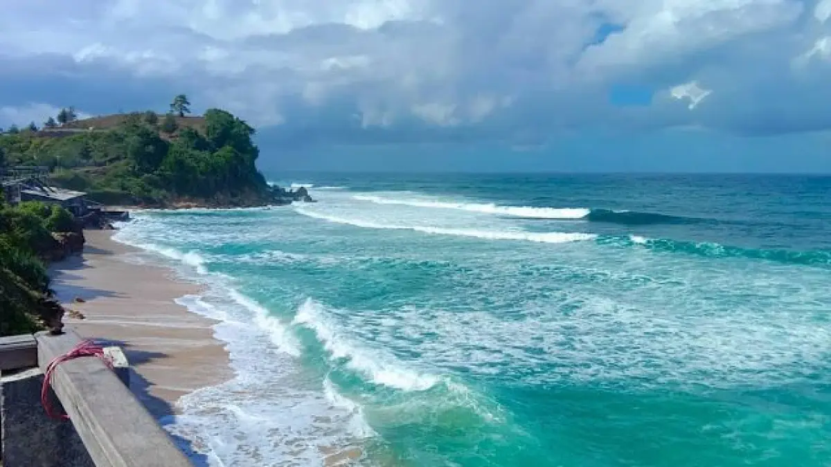 Pantai Pacar Tulungagung menawarkan pasir alami, panorama laut selatan, dan tiket masuk murah. Cocok untuk liburan keluarga (Pinterest).