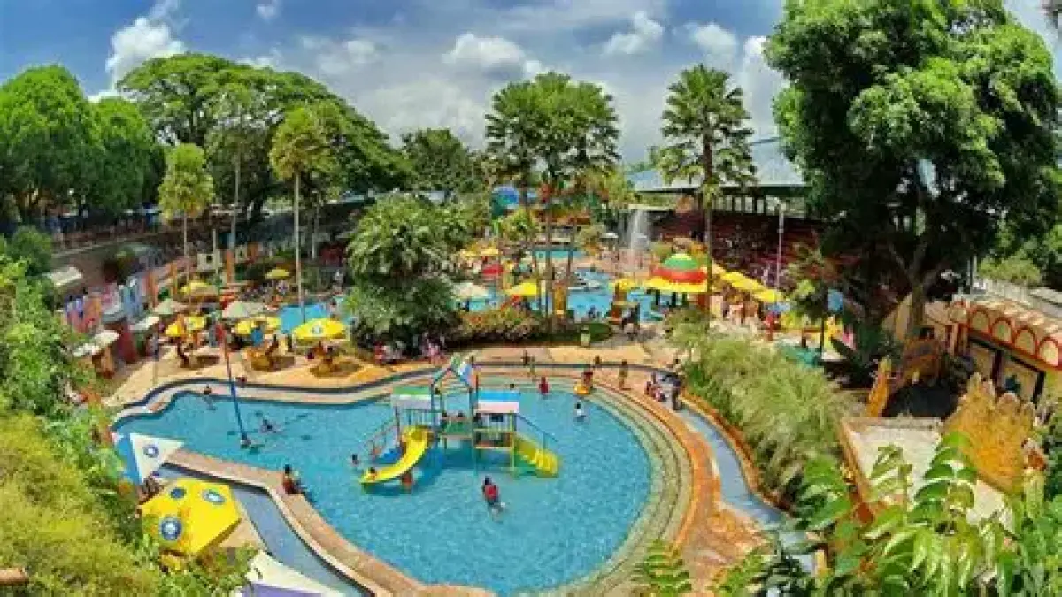 Taman Rekreasi Sengkaling Malang menawarkan kolam air pegunungan, wahana seru, mini zoo dan hotel unik berbentuk kapal (Pinterest).