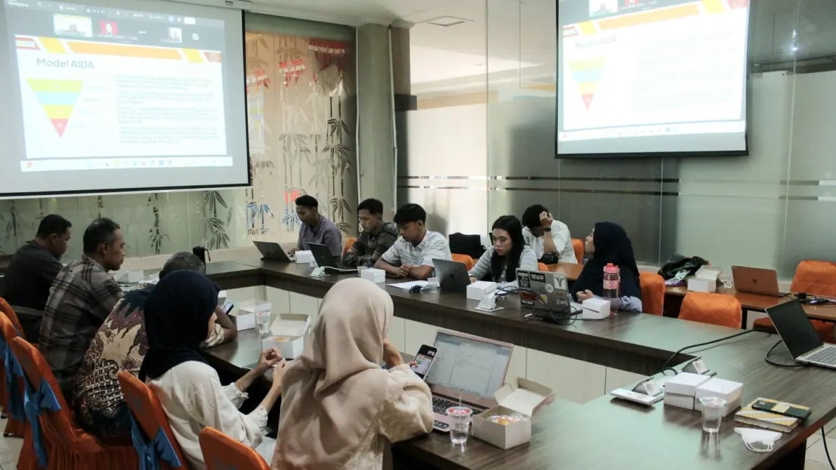 Peserta pelatihan penggunaan AI bagi UMKM mebel di Bulakan, Sukoharjo, tekun 
mempelajari ilmu 
yang ditularkan 
pemateri.(UNS UNTUK RADAR TULUNGAGUNG)