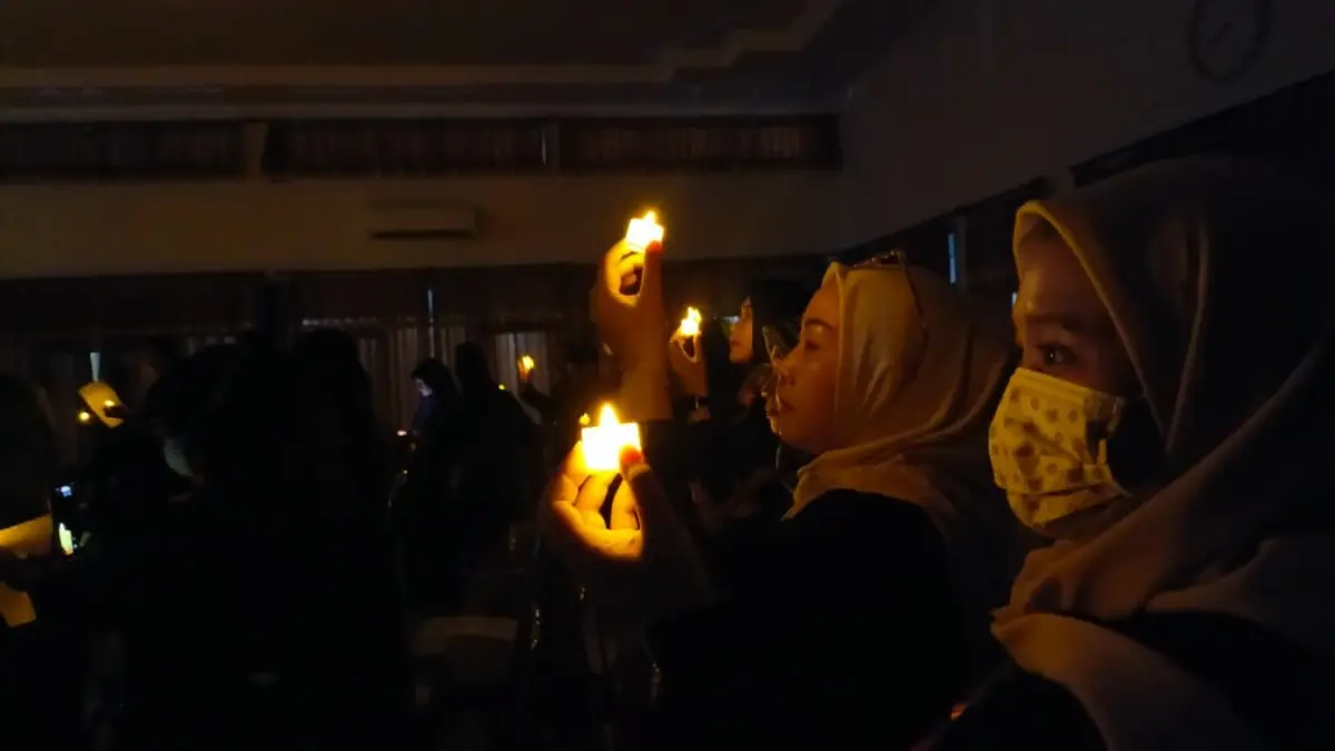 Peserta sosialiasi penanggulangan HIV/AIDS, yang digelar Dinkes Tulungagung beberapa waktu lalu, menyalakan lilin.(RAHIIQ/RADAR TULUNGAGUNG)