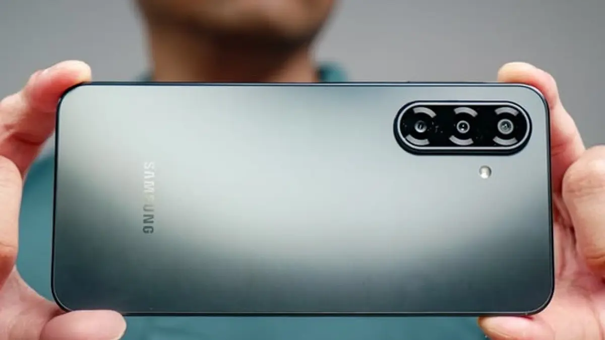 Samsung Galaxy A17 4G hadir dengan layar AMOLED, kamera OIS 50 MP, Helio G99, dan update Android hingga 2031 mulai Rp2 jutaan.(Gemini AI)