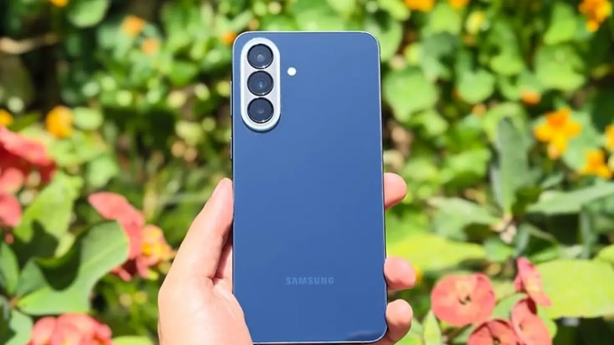 Samsung Galaxy A57 kini turun harga. Baterainya lebih awet dari A56 dan makin nyaman dipakai untuk aktivitas seharian.(Gemini AI)