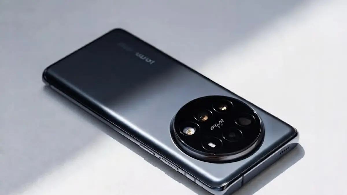 Xiaomi 17 Ultra by Leica hadir dengan logo merah ikonik, lensa bergerak, dan kamera 200 MP. Simak spesifikasi lengkapnya.()pinterest